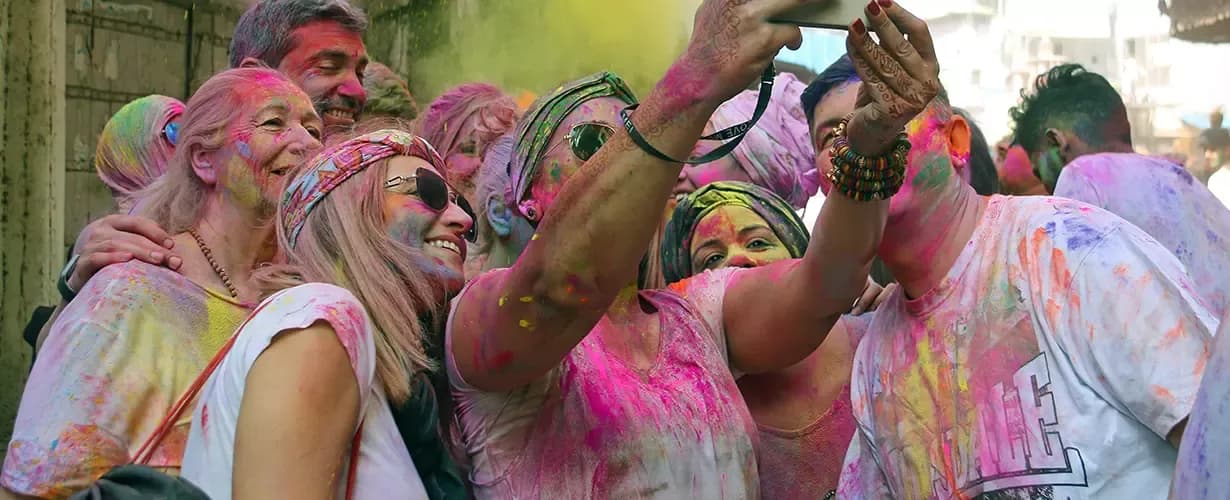 Teilnehmer genießen das bunte München Color Run Event