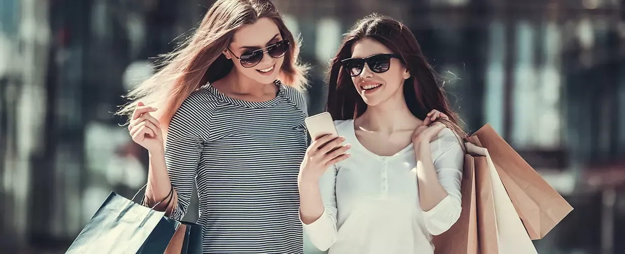 Einkaufen mit Freunden im geschäftigen Stadtzentrum von München