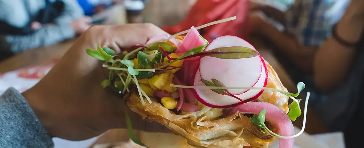 Freunde genießen lokales Essen in einem beliebten Münchner Restaurant