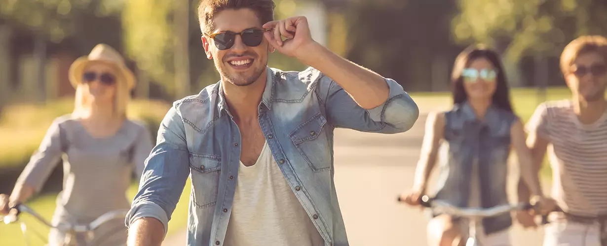 Freunde radeln gemeinsam durch die malerischen Routen Münchens